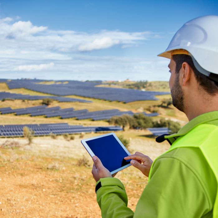 Vedligeholdelsespersonale med tablet i solcelleparken