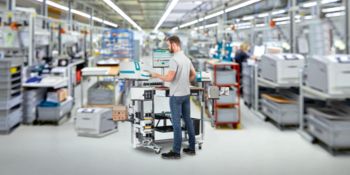 Operatore che utilizza stampante Phoenix Contact