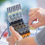 Module d'armoire électrique avec de nombreux points de connexion