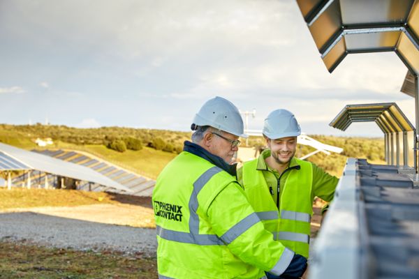 Dos técnicos en el parque solar