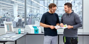 Dos personas intercambian información sobre materiales de rotulación