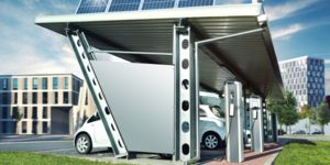 Des voitures électriques sous un parc de charge solaire