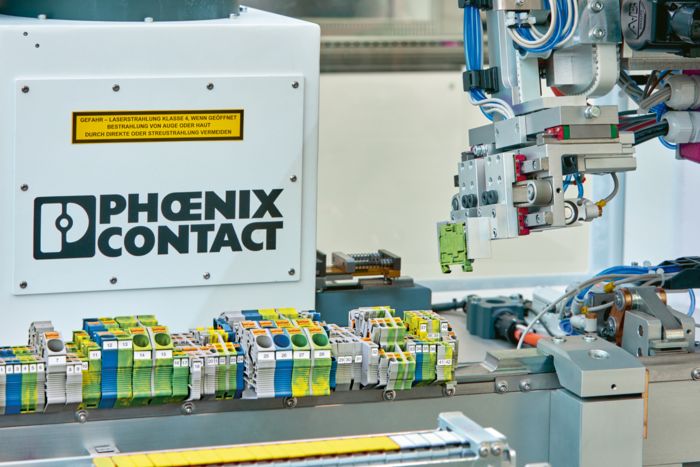 Automatische montage van aansluitklemmen bij Rittal, met lasercel voor de automatische markering van de push-in-aansluitklemmen 