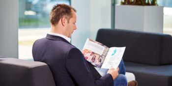 Printversion der Leistungsportfolio-Broschüre auf einem Tisch liegend