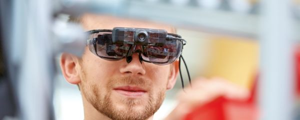 Augmented Reality in der Produktion von Phoenix Contact