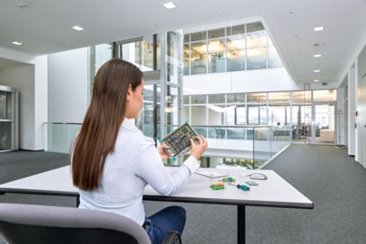 Personne avec raccordements des appareils pour l'automatisation des bâtiments