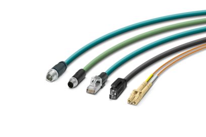 Cinco cabos de dados de diferentes cores com conectores diferentes
