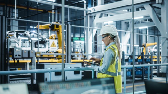 Entorno industrial de automoción con personal de mantenimiento