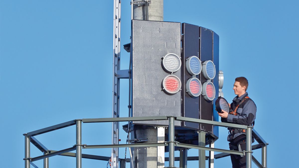 Changing signal lights for waterways