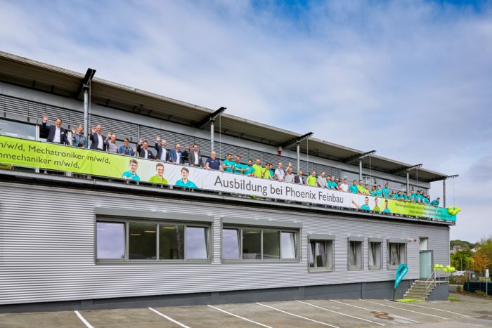 Auszubildende stehen auf der Terrasse des Ausbildungszentrums in Lüdenscheid