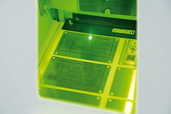 Marcação a laser de placas de aço inoxidável para a marcação de equipamentos