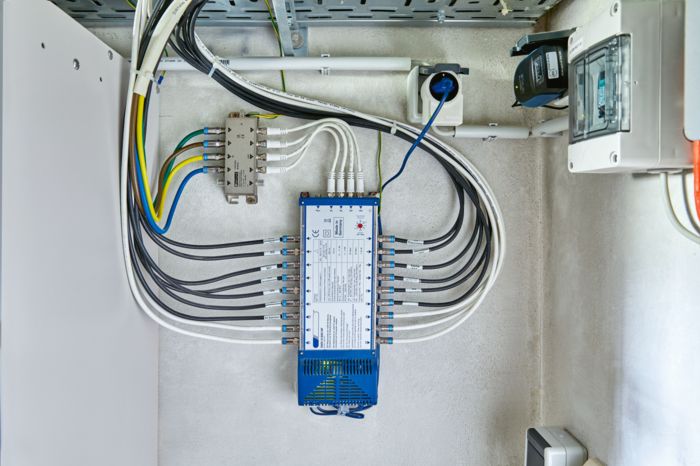 Surge protective device for the protection of transceiver systems with antenna amplifiers