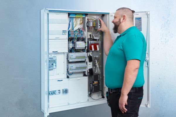 Installer with FL SWITCH SFNB 5TX Ethernet switch