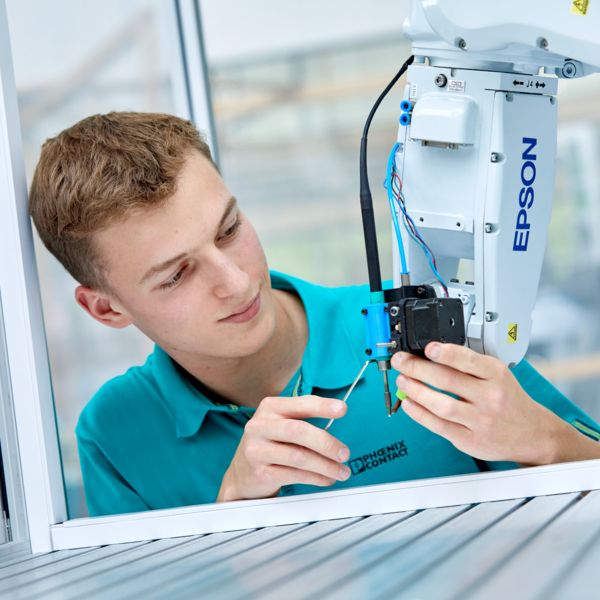 Auszubildener arbeitet an einer Maschine