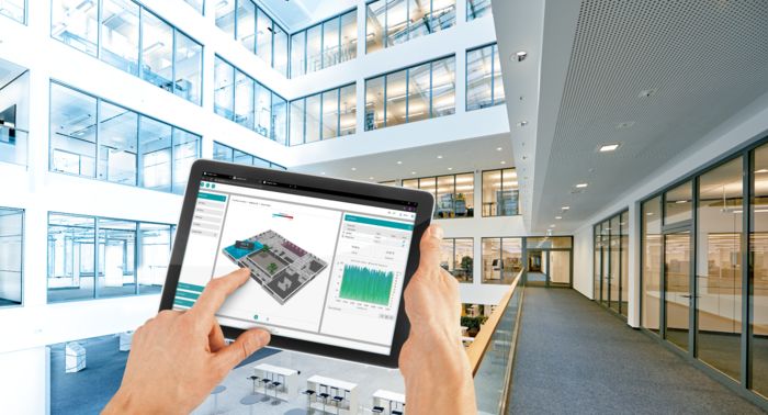 Hände halten ein Tablet