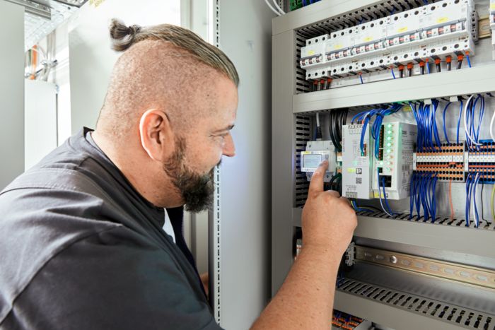 Installateur am Schaltschrank
