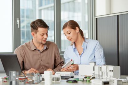 Employee in a meeting with products