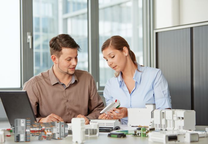 Deux collaborateurs de Phoenix Contact adaptent les produits conformément aux spécifications clients