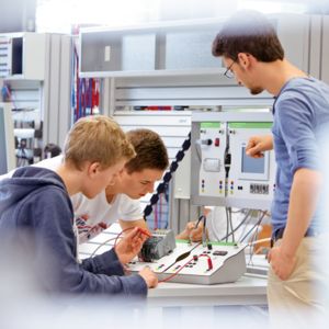 在德国基尔市Eduline实验室的工作的三个人