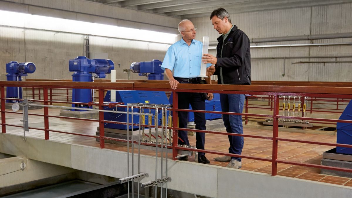 Entretien avec un client dans une installation de traitement de l'eau