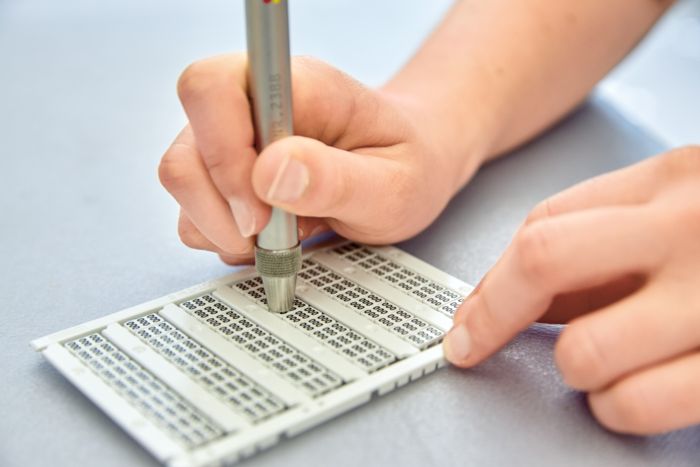 Testarea rezistenței la zgârieturi a marcărilor și imprimărilor