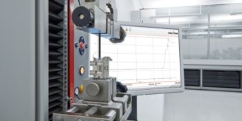 Kwaliteitstests in een laboratorium met product en controle van de resultaten