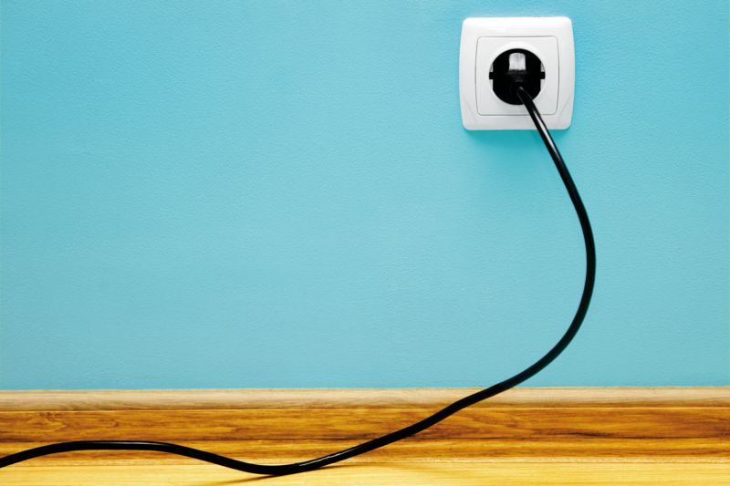 Steckdose an der Wand mit Stecker