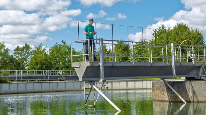 Specialist personnel at the final purification tank 