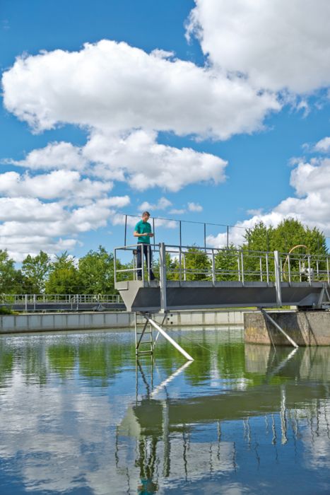 Intermediate storage of precipitation water in a rain- and floodwater system