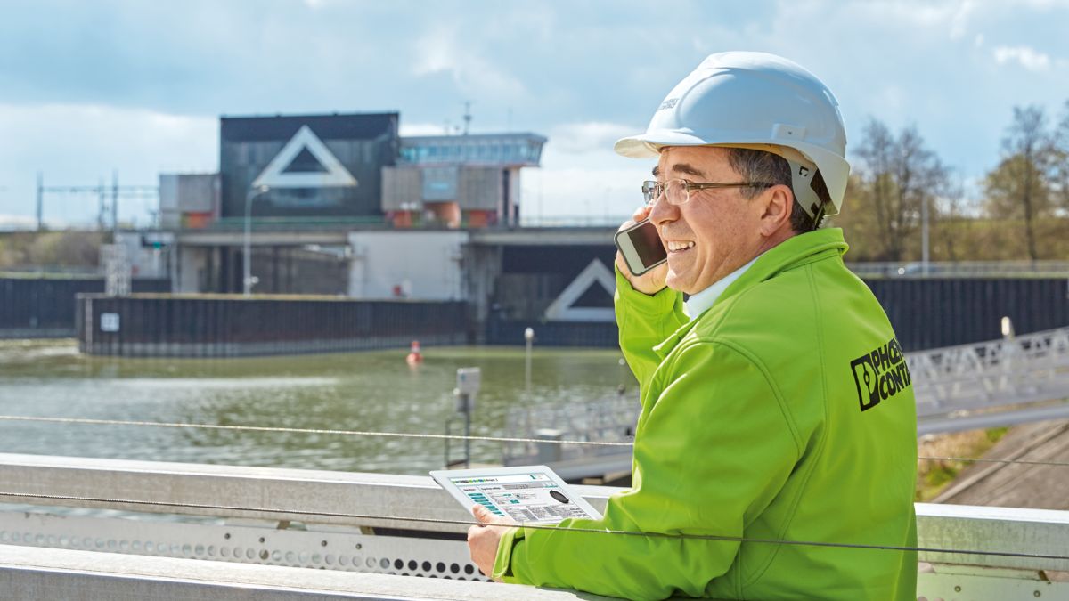 Employee at the Kiel Canal in Kiel