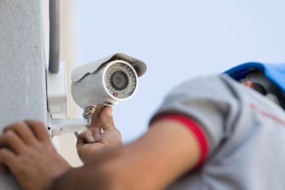 Technicien de maintenance sur la caméra de surveillance vidéo