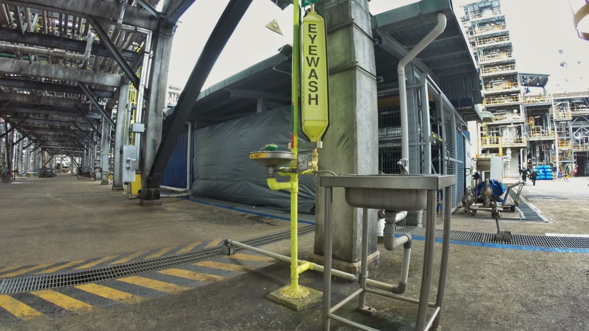 Doccia di emergenza in un impianto all'aperto dell'industria di processo