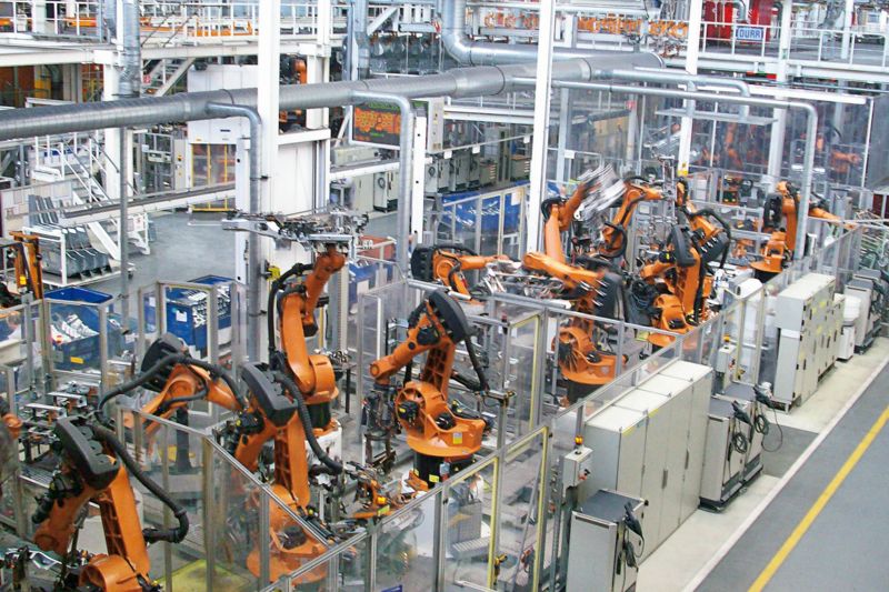 Instalación de producción con robots y armarios de control