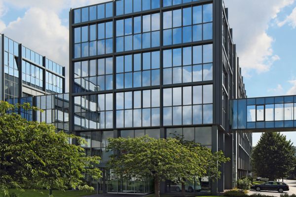 Außenansicht eines verglasten Bürogebäudes