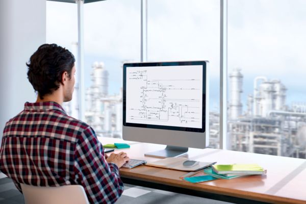 Person vor Computer für Abgleich zwischen As-Planned und As-Built