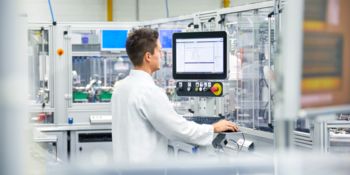 Un homme travaillant avec des IHM et des ordinateurs industriels 