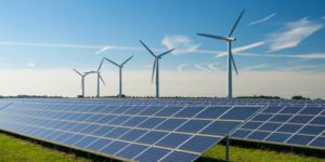 Éolienne dans un parc solaire