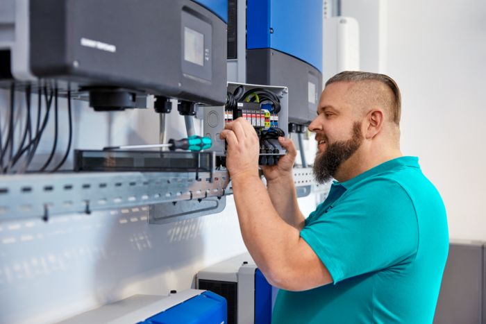 Elektroinstallateur bei der Verdrahtung 
