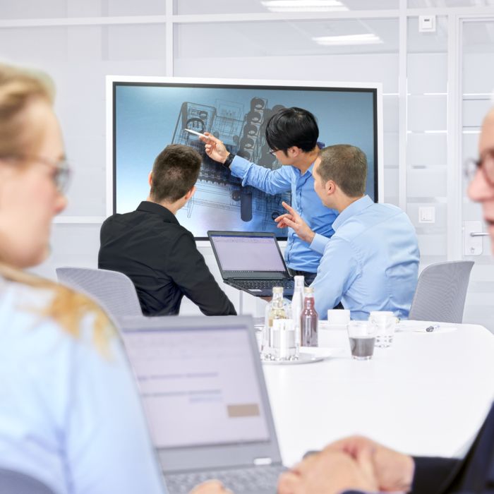 Customer and Phoenix&nbsp;Contact employee working on the conceptual design of a product