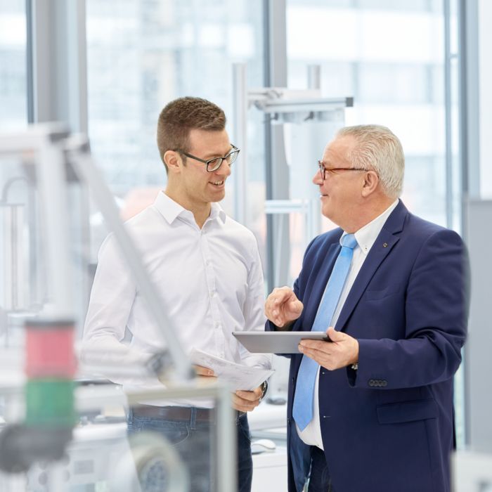 Discussion between a Phoenix&nbsp;Contact employee and a customer