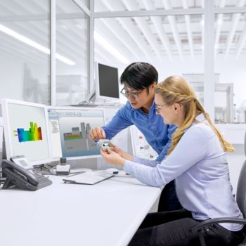 Customer and Phoenix&nbsp;Contact development engineer in discussion
