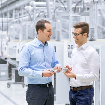 Customer and Phoenix&nbsp;Contact employee in discussion in a production hall