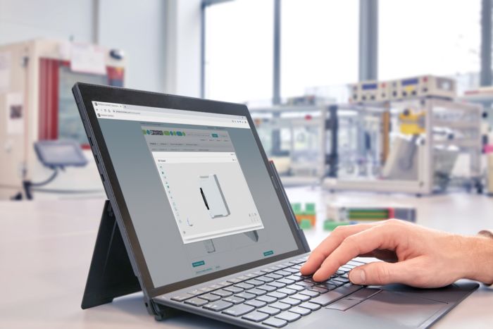Main sur le clavier d'un écran d'ordinateur portable avec configurateur ouvert