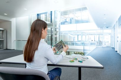 Geräteherstellerin bei der Montage von Anschlusstechnik in einer Anwendung