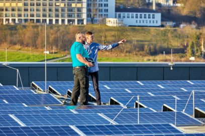 Installateur nebst Kunde auf PV-Aufdachanlage