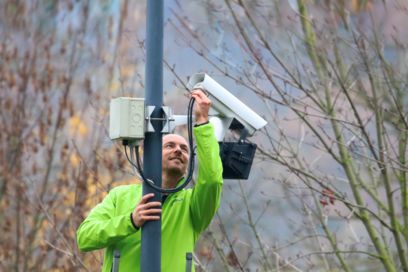Montážní technik upevňuje monitorovací kameru