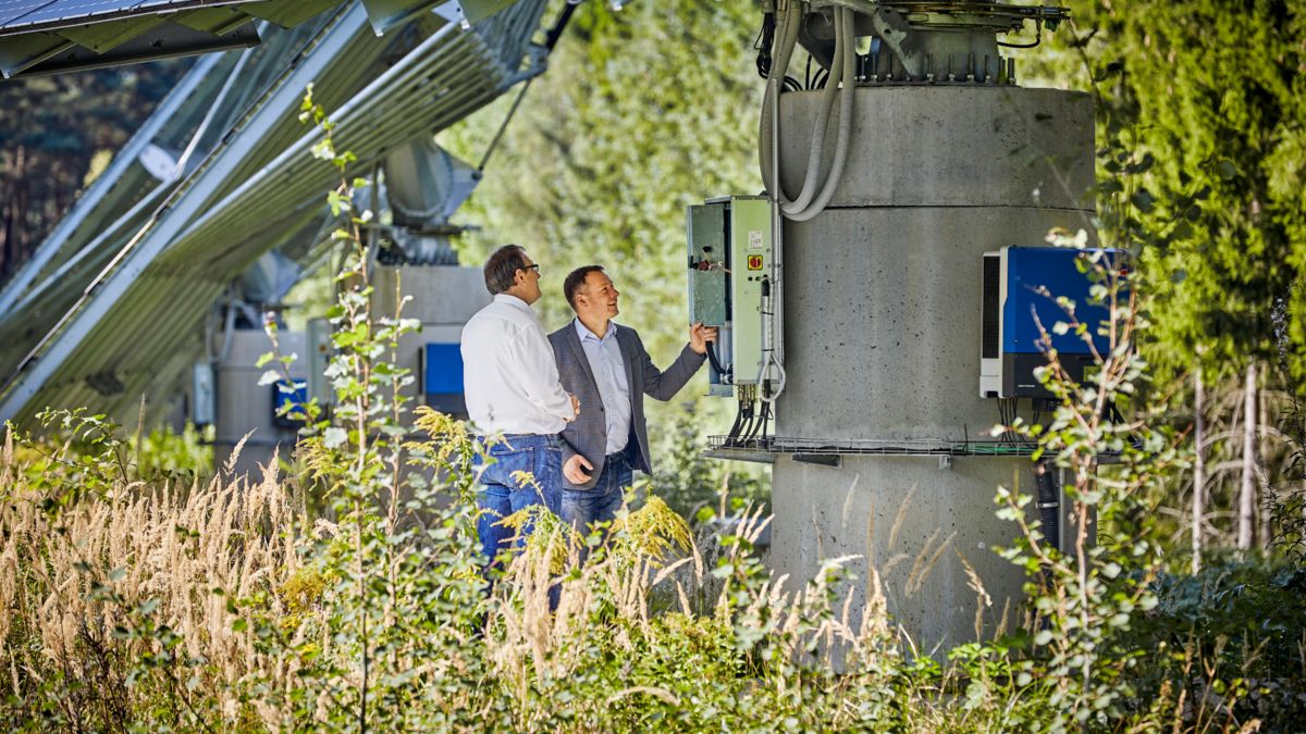 Administrerende direktør Josef Ecker i samtale med Phoenix Contact-medarbejder 