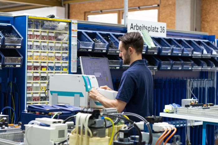 Un employé identifie les conducteurs et les câbles sur le lieu de travail avec THERMOMARK E.WIRE