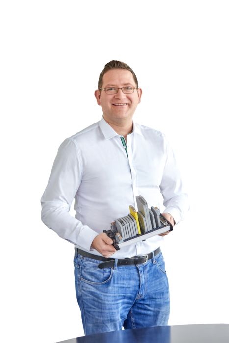 O especialista tem em suas mãos o sistema Universal I/O VIP I/O-Marshalling