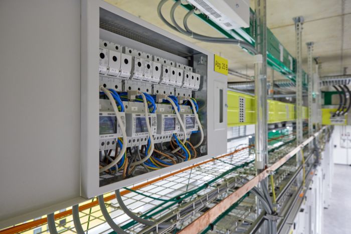 Vier Energiezähler im Abgangskasten über Serverracks